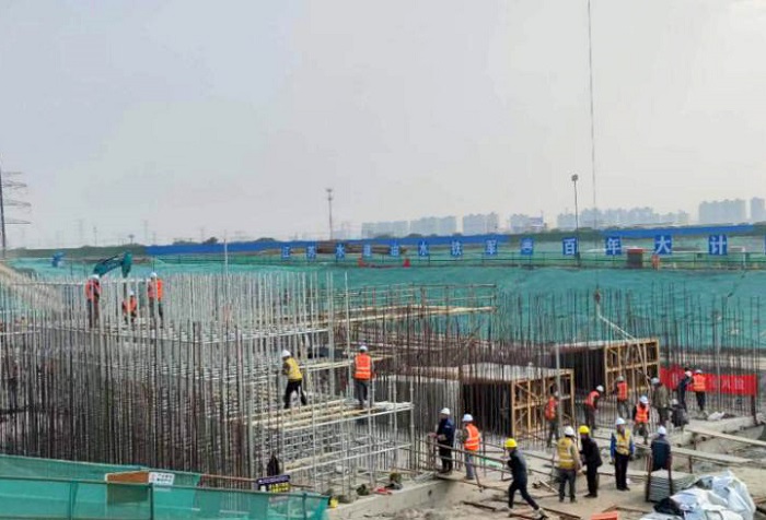 1675646677205747.jpg 江阴1标璜塘河西闸站水泵层流道模板吊装、闸室段盘扣式脚手架搭设.jpg